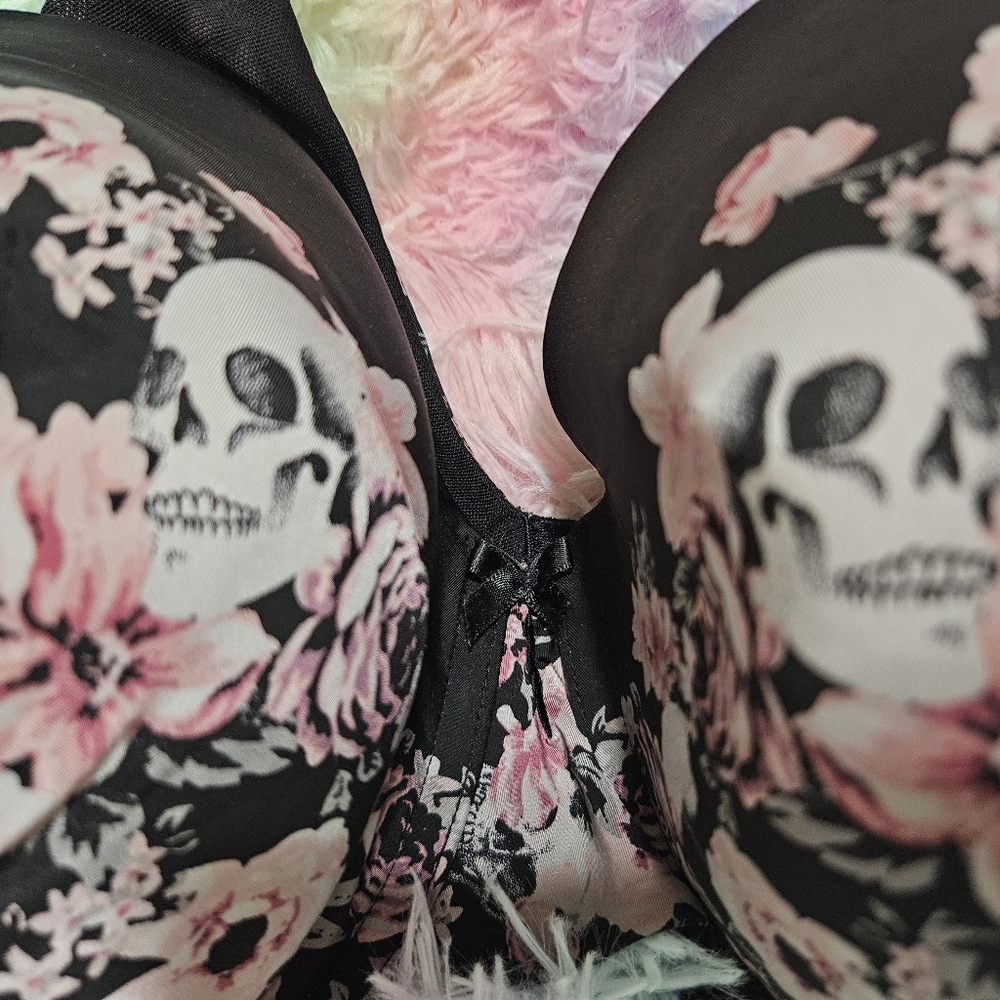 Torrid Underwire Bra 44C Flaw!  See pics and description!! - Picture 2 of 6